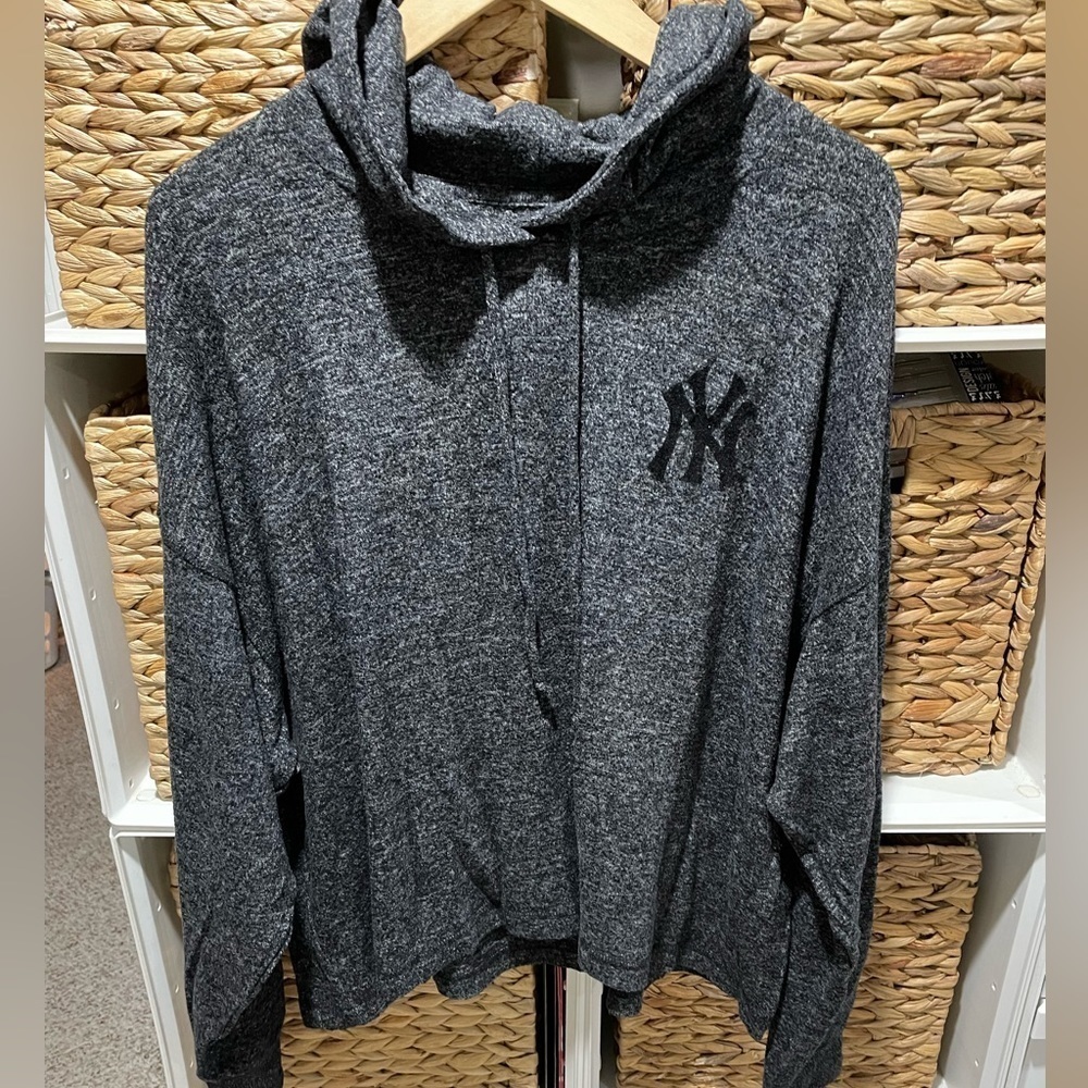 Women’s Oversized Yankees Knot Hooded Top (Size M)